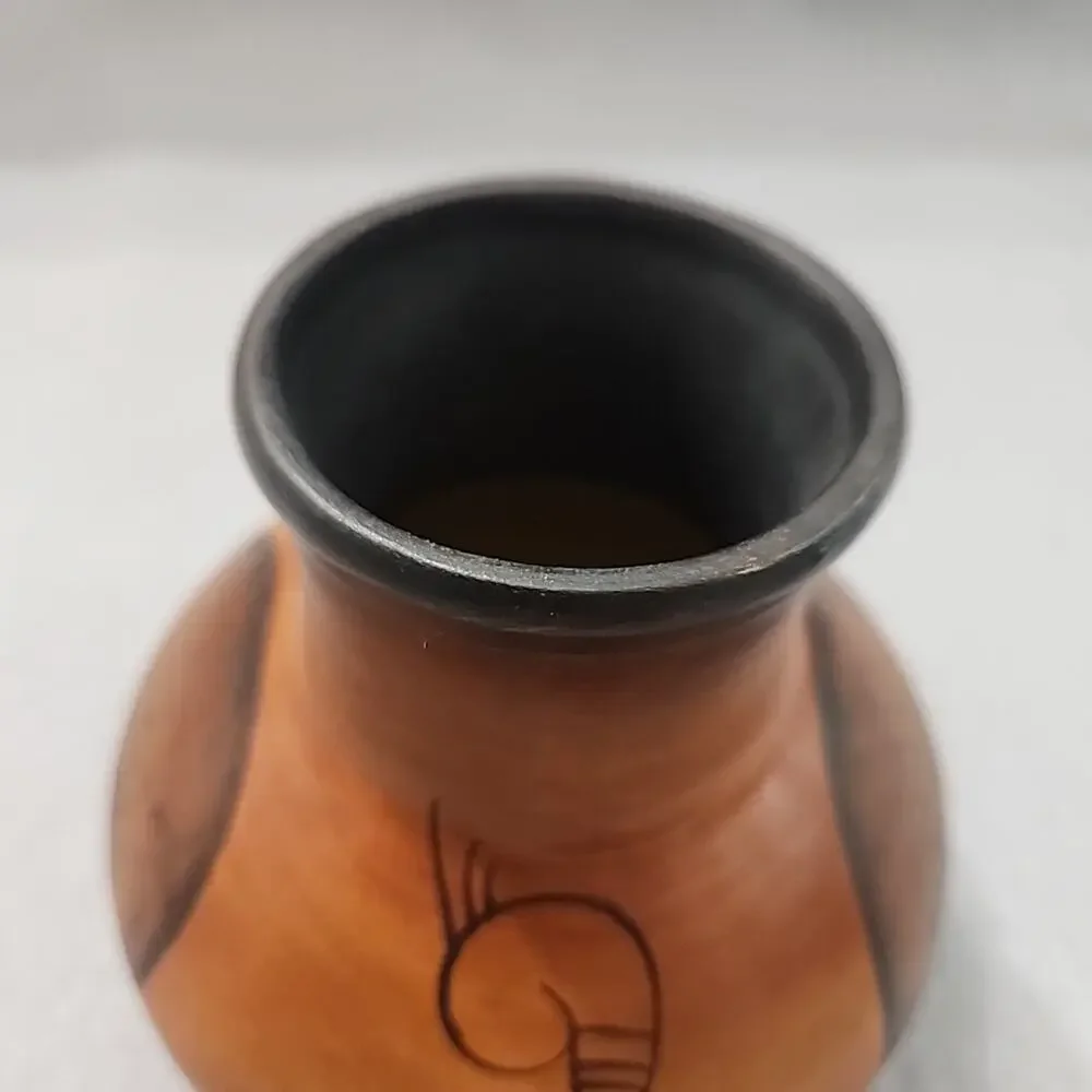 R Galvan 5in Clay Pottery Jar Vase Southwestern Mexican Signed Bear with‎ Arrow